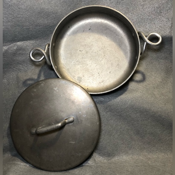 VINTAGE HALLITE WEAREVER 8” ALUMINUM POT #902, TWISTED HANDLES, ORIGINAL LID - Picture 3 of 7